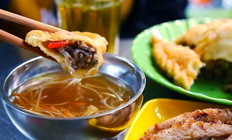 Eating fried dumpling at the end of autumn is so great