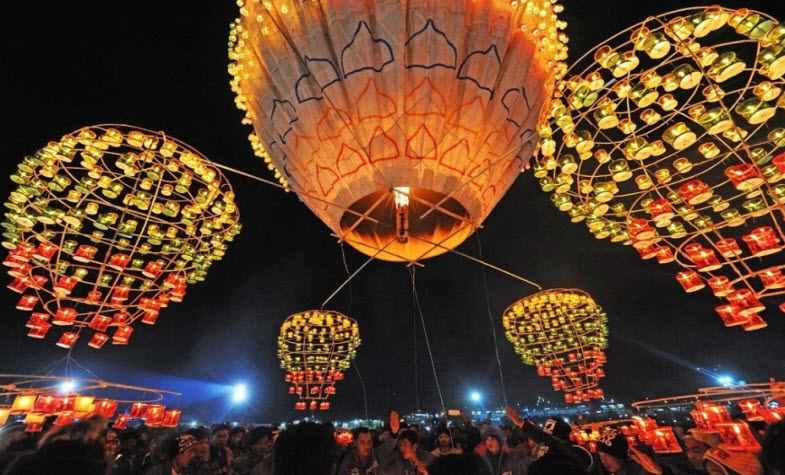Tazaungdaing Festival - Myanmar hot air balloon festival