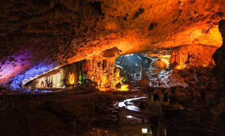 Ha Long Bay caves - Me Cung cave