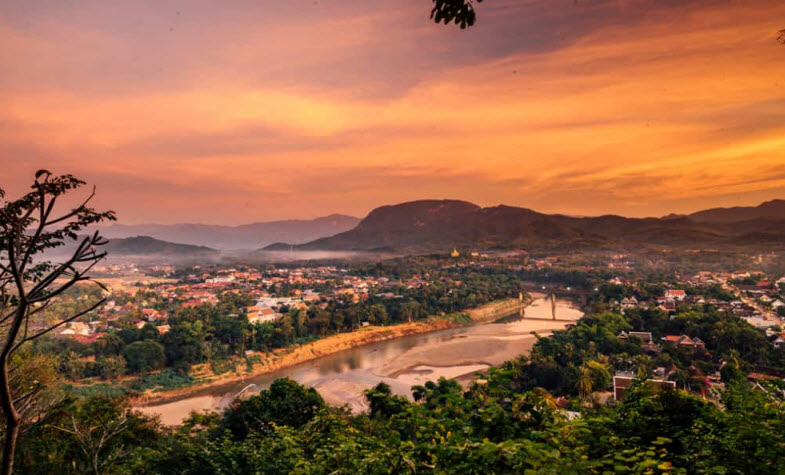 Things to see in Laos - Mount Phou Si