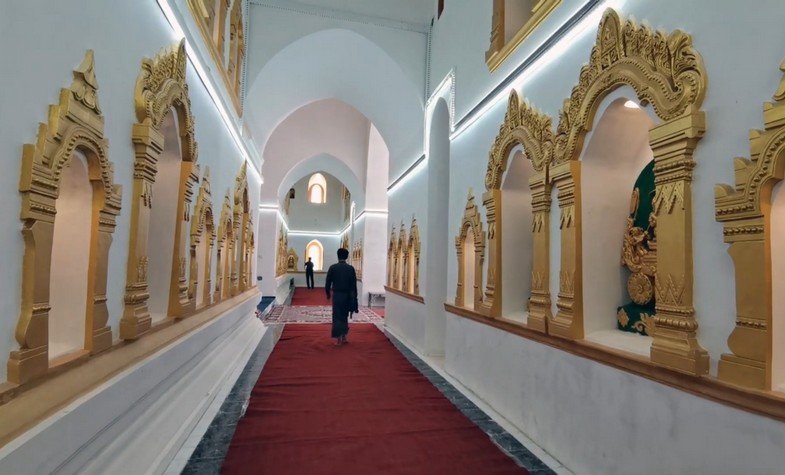 white and gold are the main color of Sulamuni Pagoda