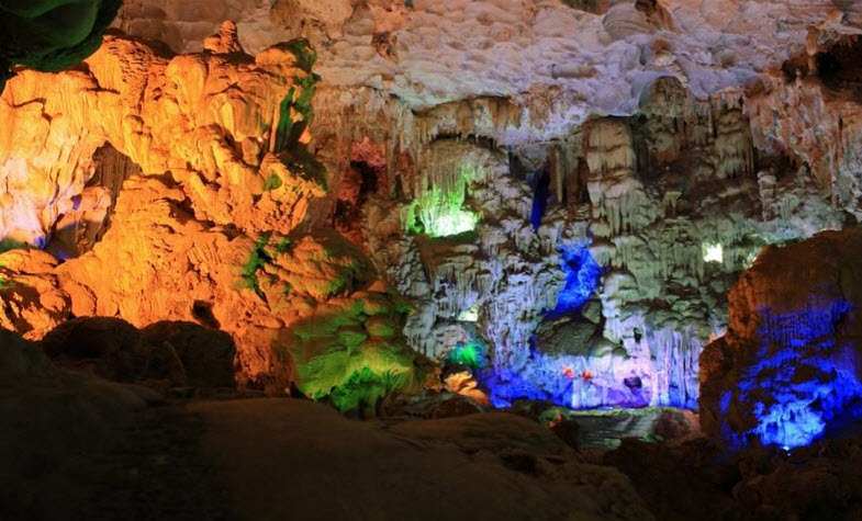 Ha Long Bay caves - Thien Cung cave