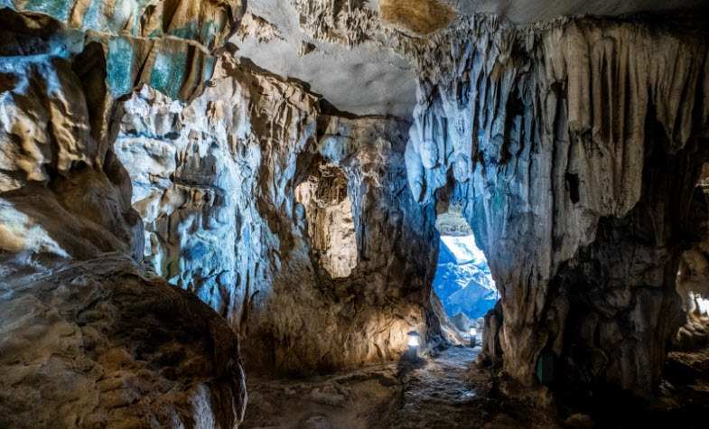 Caves in Ha Long Bay - Trinh Nu cave